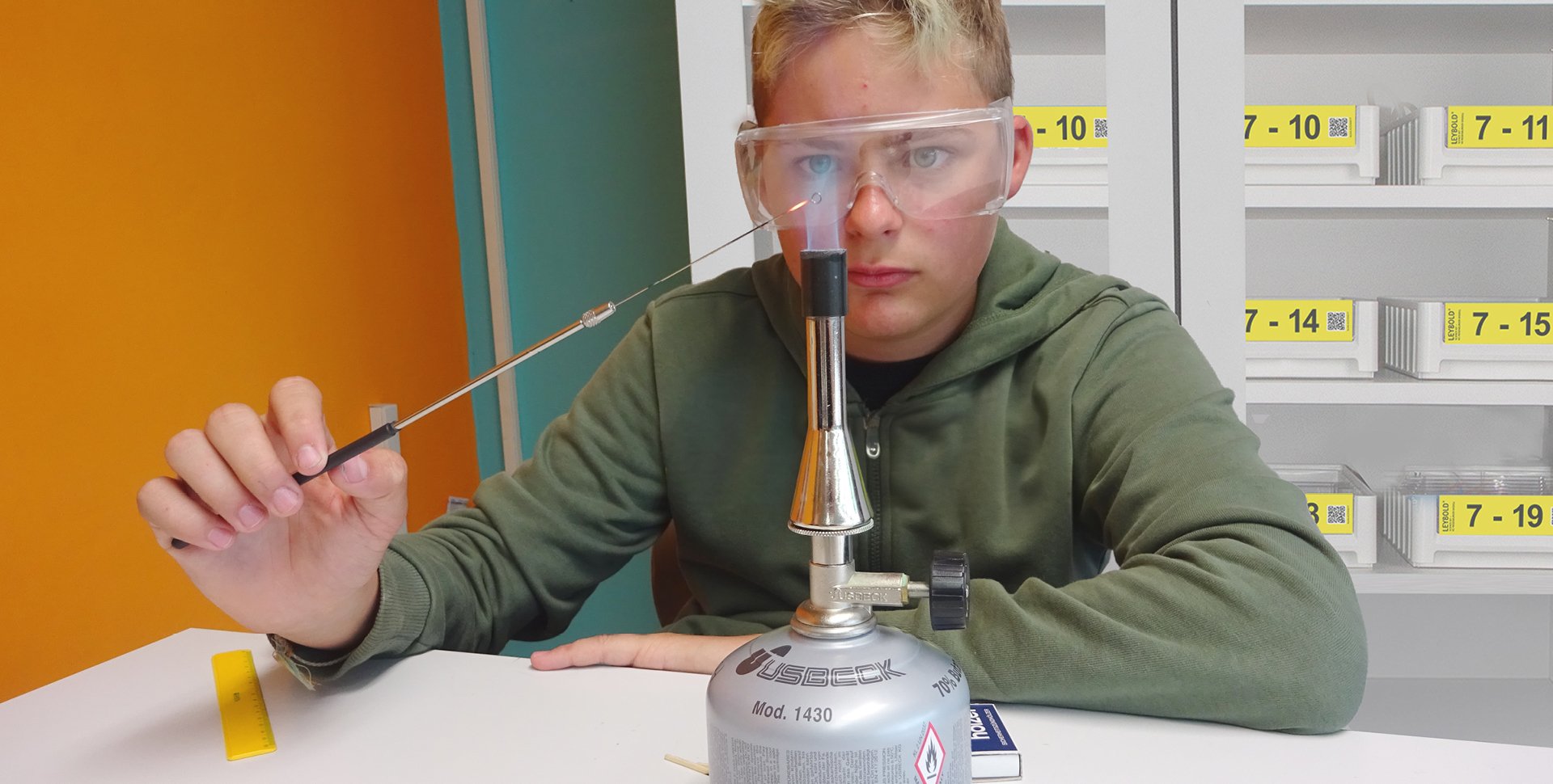 Riedenburger Modell | Ein Schüler experimentiert mit einem Bunsenbrenner und einer Flamme, LD DIDACTIC