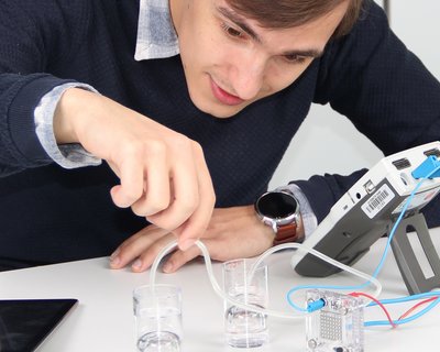 Ein Schüler experimentiert in der Physik mit einer Brennstoffzelle, Mobile-CASSY 2 WLAN und dem neuen AC/DC Netzgerät von LEYBOLD