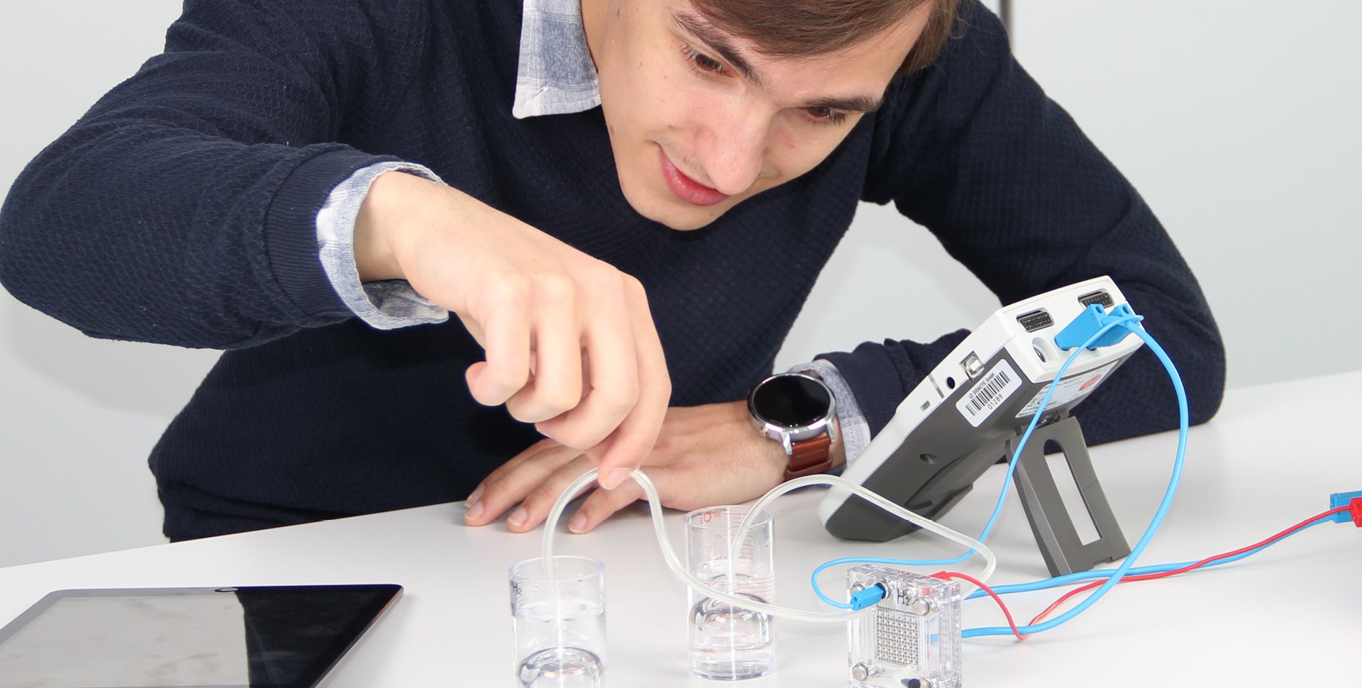 Ein Schüler experimentiert in der Physik mit einer Brennstoffzelle, Mobile-CASSY 2 WLAN und dem neuen AC/DC Netzgerät von LEYBOLD