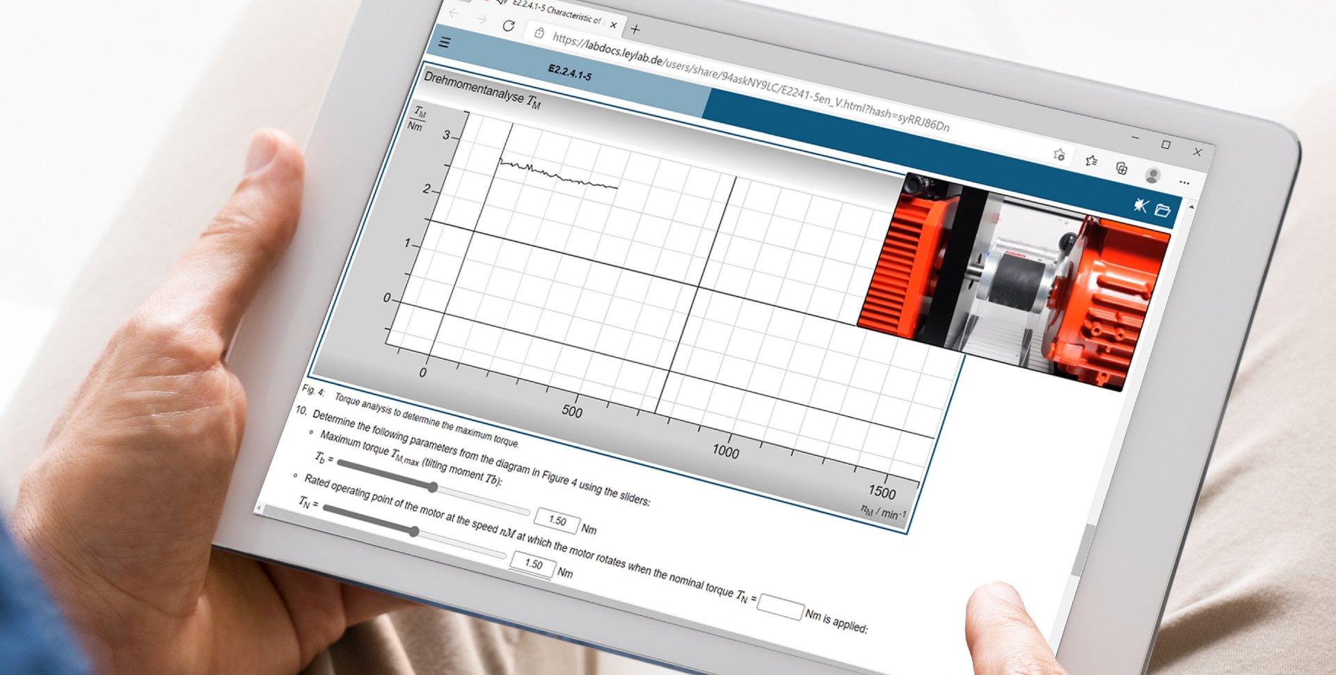 Tablet zeigt die digitale Anleitung und Messwerterfassung mit CASSY aus dem Bereich der elektrischen Antriebe.