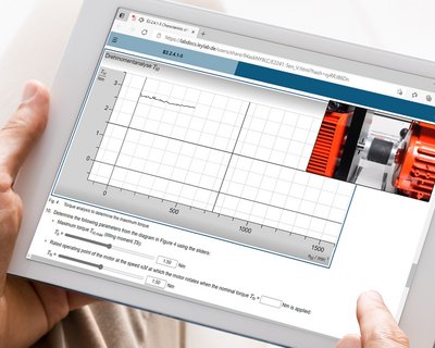 Tablet zeigt die digitale Anleitung und Messwerterfassung mit CASSY aus dem Bereich der elektrischen Antriebe.